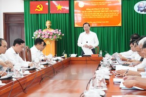 Chairman of the HCMC People's Committee Phan Van Mai has a working session on the disbursement of the Ring Road 2 project and public investment disbursement of Thu Duc City on August 30. (Photo: SGGP)