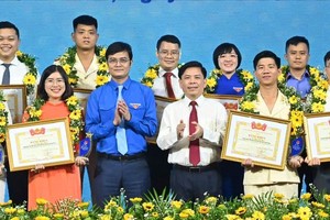 Member of the Party Central Committee cum Secretary of the Party Committee of Central Agencies' Bloc Nguyen Van The (4th, R) and First Secretary of the Central Committee of the Ho Chi Minh Communist Youth Union (HCYU) Bui Quang Huy (3rd, L) congratulate awardees at the 10th Typical Young Officials and Public Employees 2024 Awards. (Photo: SGGP)