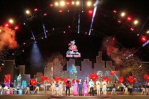 A singing and dancing performance at the event (Photo: SGGP)