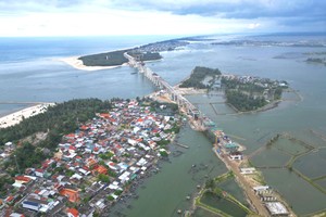Starting in March 2022, the first phase of the construction project of a coastal road and Thuan An sea gate overpass in Thua Thien Hue Province is expected to be completed as scheduled. At the bustling construction site, officers, engineers, workers, and machines and equipment have been to carry out the work relentlessly. (Photo: SGGP)