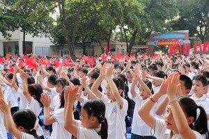 Students of the Nguyen Du Primary School in Hanoi's Ha Dong district at the opening ceremony of the 2024 - 2025 academic year on September 5. (Photo: SGGP)