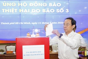 Secretary of the HCMC Party Committee Nguyen Van Nen donates to support typhoon victims. (Photo: SGGP)