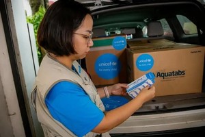 UNICEF Vietnam has urgently transported 80,000 water purification tablets for the Centre of Disease Control in Thai Nguyen province and 4,000 liters of water to the Lao Cai Provincial Hospital (Source: UNICEF)