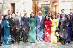 HCMC's officials attend a meeting with Mayor of Tampere City, Kalervo Kummola. (Photo: SGGP)