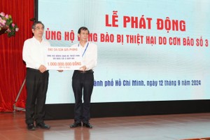 The Sai Gon Giai Phong (SGGP) Newspaper handed over VND1 billion (US$41,000) to the Vietnam Fatherland Front Committee in HCMC and the Mass Mobilization Board for the Typhoon Relief Fund of the city.