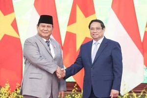 Prime Minister Pham Minh Chinh (R) receives Indonesian President-elect Prabowo Subianto (Photo: SGGP)
