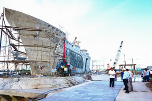 The monument in the form of a ship commemorating the 70th anniversary of the North in 1954 is building in Song Doc town in Tran Van Thoi District, Ca Mau province. (Photo: SGGP)