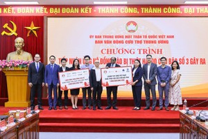 The Central Committee of the Vietnam Fatherland Front receives donations from foreign representative agencies and international organizations. (Photo: SGGP)