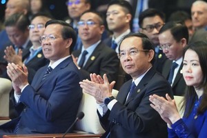Secretary of the HCMC Party Committee Nguyen Van Nen (C) and Chairman of the People's Committee of the City Phan Van Mai (L) attend the event. (Photo: SGGP)