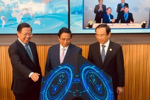 Prime Minister Pham Minh Chinh (C), Secretary of the HCMC Party Committee Nguyen Van Nen (L), and Chairman of the People's Committee of the City Phan Van Mai (R) click the button to inaugurate the Center for the Fourth Industrial Revolution (C4IR ). (Photo: SGGP)