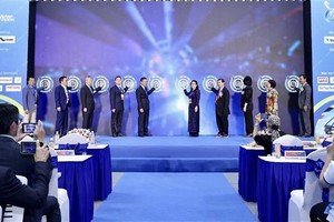 Representatives from ministries, agencies, localities, and businesses at the opening ceremony of the 12th Zhejiang Expo in Vietnam, the Vietnam Sport Show, and the Vietnam Cycle Expo. (Photo: VNA)