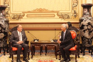 Vice Chairman of the HCMC People's Committee, Vo Van Hoan (R) receives Director of San Francisco Mayor's Office of International Trade and Commerce, Mark Chandler on September 26. (Photo: SGGP)