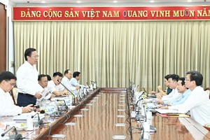 Chairman of the HCMC People's Committee Phan Van Mai speaks at the working session. (Photo: SGGP)