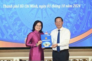 Chairman of the HCMC People’s Committee Phan Van Mai hands over the appointment decision to Ms. Nguyen Thi Hong Hanh. (Photo: SGGP)