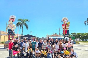 Vietnamese tourists visit Taiwan (China).