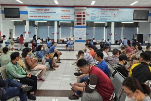 Passengers buy train tickets at Saigon Railway station. (Photo: SGGP)