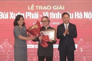 The Grand Prize is presented to film-maker Dang Nhat Minh in 2023. (Photo: VNA)