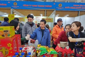 Shoppers at zero-dong market (Photo: SGGP)