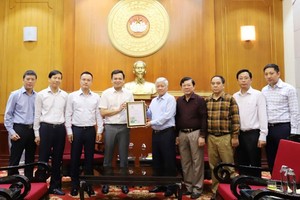 The Central Committee of Vietnam Fatherland Front (VFF) offers a letter of thanks to the Vietnam Joint Stock Commercial Bank for Industry and Trade (VietinBank) for their donation. (Photo: SGGP)
