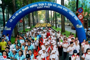A charity walk which held by the People’s Committee of District 5 in Ho Chi Minh City on October 14 collected around VND3.1 billion for the poor. (Photo: SGGP)