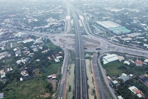 The section connecting Ben Luc - Long Thanh and HCMC - Trung Luong expressways on the Ring Road 3 in Long An Province has not yet been completed. (Photo: SGGP)