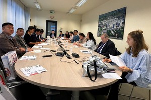 The delegation of officials of the HCMC works with the organizer of the Bologna Children's Book Fair. (Photo: SGGP)