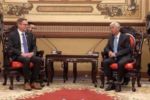 Vice Chairman of the People's Committee of HCMC Vo Van Hoan (R) receives Lieutenant Governor of the State of Kansas of the US, David Toland. (Photo: SGGP)