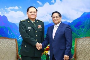 Prime Minister Pham Minh Chinh (R) shakes hands with Vice Chairman of the Central Military Commission of China Sen. Lt. Gen. Zhang Youxia. (Photo: VNA)