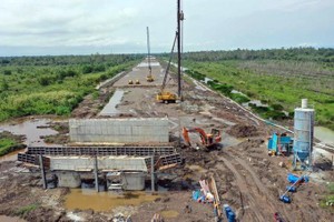 At the construction site of Ring Road 3 in HCMC's Hoc Mon District (Photo: SGGP)