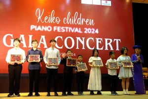 Japanese female artist, Keiko McNamara Borjeson (R) presents eight special prizes to students. (Photo: SGGP)