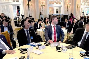 Chairman of the People's Committee of the city, Phan Van Mai (2nd, L) attends the 2024 HCMC - US Autumn Forum. (Photo: SGGP)