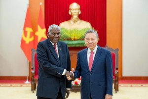 General Secretary of the Communist Party of Vietnam To Lam (R) and Politburo member of the Communist Party of Cuba and President of the National Assembly of People’s Power Esteban Lazo Hernandez. (Photo: SGGP)