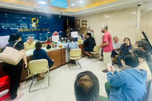 Customers trade SJC-branded gold bullion at Saigon Gold and Jewelry Company (SJC). (Photo: SGGP)