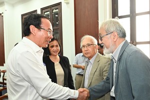 Secretary of the HCMC Party Committee Nguyen Van Nen (L) meets experts at the event. (Photo: SGGP