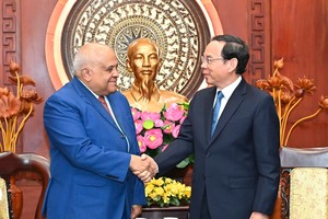 Secretary of the HCMC Party Committee Nguyen Van Nen (R) receives outgoing Cuban Ambassador to Vietnam, Orlando Nicolás Hernández Guillén. (Photo: SGGP)