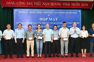 Standing Vice Secretary of the HCMC Party Committee Nguyen Ho Hai (3rd, L) congratulates journalists. (Photo: SGGP)