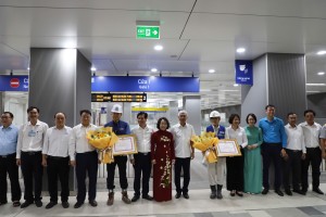 Vice Chairman of the HCMC People's Committee Vo Van Hoan (8th ,L) offers certificates of merit to contractors. (Photo: SGGP)