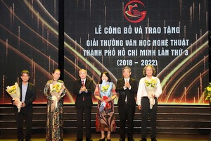 Vice Secretary of the Party Committee and Chairman of the Vietnam Fatherland Front Committee of HCMC Nguyen Phuoc Loc (2nd, R), and Head of the Propaganda and Education Board of the HCMC Party Committee Phan Nguyen Nhu Khue (3rd, L) congratulate winners of 2018-2022 HCM City Literature and Arts Awards. (Photo: hcmcpv)
