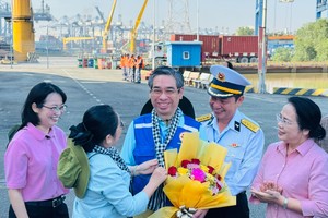 Delegates offer flowers to Colonel Le Ba Quan, Commander of Naval Region 2, and Vice Secretary of the HCMC Party Committee cum Chairman of the Vietnam Fatherland Front Committee of HCMC Nguyen Phuoc Loc. (Photo: SGGP)