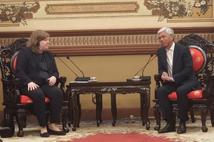 Vice Chairman of the HCMC People’s Committee Vo Van Hoan (R) receives program manager of the Swiss State Secretariat for Economic Affairs (SECO) Sybilly Bachmann. (Photo: SGGP)