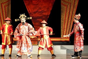 A scene in the play, Thuong cong Ta quan Le Van Duyet- Nguoi mang 9 an tu ( (Marshal Le Van Duyet - Nine Death Sentences), performed by the Idecaf Stage (Photo: SGGP)