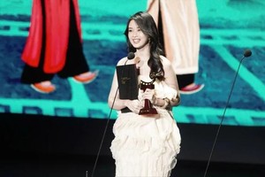 Actress Ngoc Xuan wins the "Best Young Actress" award for her lead role in the movie, “Ngay xua co mot chuyen tinh (Once upon a love) at the 7th Hanoi International Film Festival (HANIFF) 2024. (Photo: SGGP)