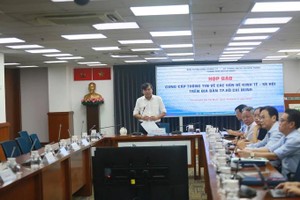 Deputy head of the Propaganda and Education Board of the HCMC Party Committee, Tang Huu Phong chairs the conference. (Photo: SGGP)