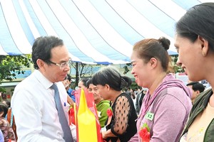 Secretary of the HCMC Party Committee Nguyen Van Nen offers gifts to residents of the quarters 10 and 11 in An Phu Dong Ward of District 12. (Photo: SGGP)