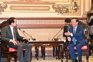 Chairman of the HCMC People's Committee Phan Van Mai (R) receives the newly-appointed Chinese Ambassador to Vietnam, He Wei on November 19. (Photo: SGGP)