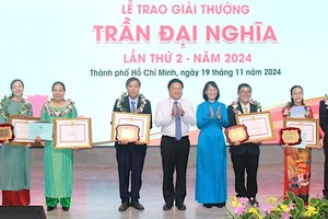 10 outstanding teachers and managers in vocational education receives Tran Dai Nghia Awards in 2024. (Photo: SGGP)