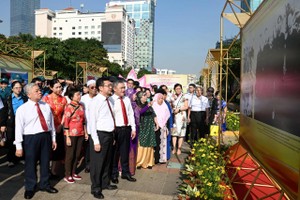 Delegates attend the opening ceremony of the photo exhibition. (Photo: SGGP)