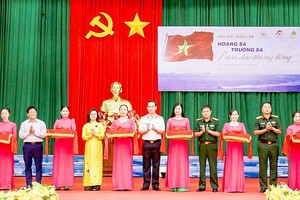 At the opening ceremony of the exhibition on Truong Sa, Hoang Sa opens in Phu Quoc (Photo: SGGP)