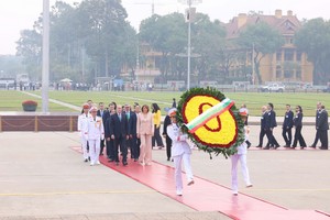 Bulgarian President Rumen Radev and his spouse laid a wreath in tribute to President Ho Chi Minh at the late leader's mausoleum in Hanoi as part of his three-day official visit to Vietnam. (Photo: SGGP)