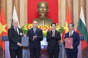 State President Luong Cuong (2nd, R) and Bulgarian President Rumen Radev (2nd, L) in Hanoi on November 25. (Photo: SGGP)